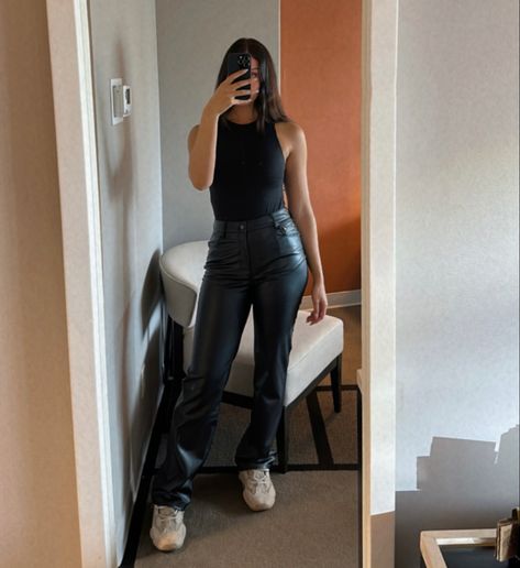 Yeezy 500 Outfit, All Black Fit, Yeezy 500, Trendy Fits, All Black Outfit, Black Fits, All Black, Leather Pants, Women's Fashion