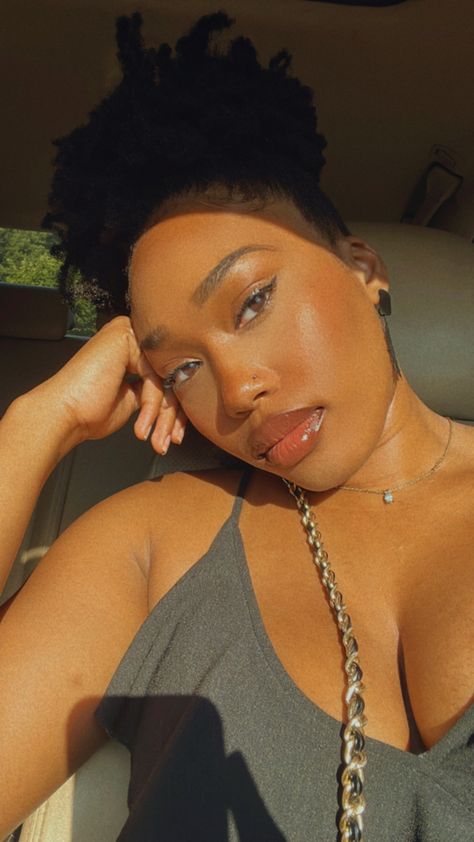 A brown eyed black woman with glistening in the sunlight. Fox Eyes Black Women, Asian Almond Eyes, Feline Eyes Natural, Brown Almond Eyes, Light Eyes Black Women, Almond Eyes Black Women, Hazel Eyes On Black Women, Brown Eyes Black Women, Teyana Taylor Outfits