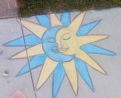 Trippy Sidewalk Chalk, Chalk Summer, Sidewalk Ideas, Chalk Wall Art, Chalk Pictures, Chalk Markers Art, Street Chalk Art, Chalk Activities, Chalk Designs