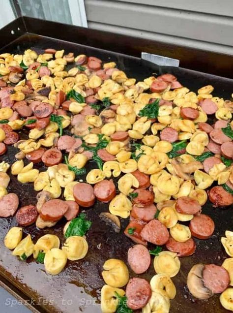 Kielbasa Tortellini, Grilled Kielbasa, Food On The Grill, Outdoor Griddle Recipes, Griddle Cooking Recipes, Outdoor Cooking Recipes, Spinach Casserole, Kielbasa Recipes, Blackstone Grill