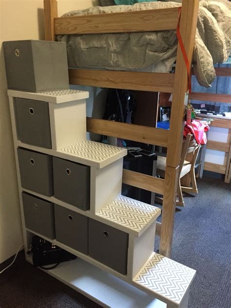 Best 5 Stairs Shelves Dorm #stairs #stairsdesign #design #ideas College Dorm Storage, Unique Dorm Room, College Dorm Diy, Dorm Room Organization Storage, Dorm Sweet Dorm, Dorm Room Hacks, Dorm Storage, Dorm Room Storage, Dorm Diy