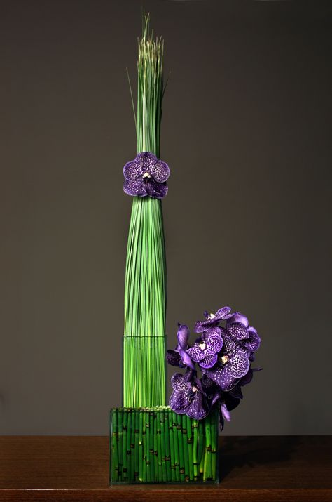 Purple Sogetsu Ikebana, Hotel Flowers, Asian Flowers, Ikebana Flower, Modern Floral Design, Corporate Flowers, Ikebana Arrangements, Floral Art Design, Ikebana Flower Arrangement