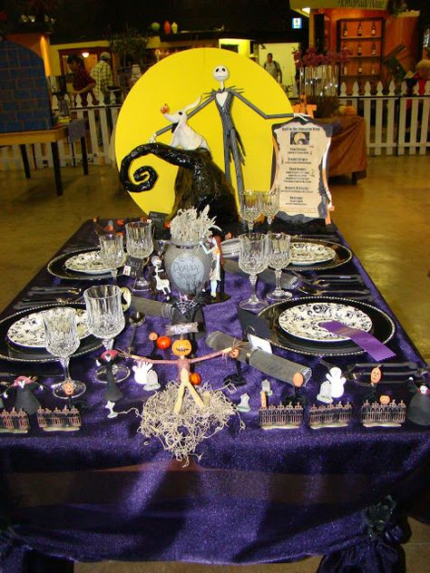 Bubblegum and Duct Tape: Halloween Tablescape Nightmare Before Christmas Table, Nightmare Before Christmas Wedding, Jack The Pumpkin King, Dulces Halloween, Nightmare Before Christmas Decorations, Halloween Tablescape, Nightmare Before Christmas Halloween, Halloween Garden, Halloween Dinner