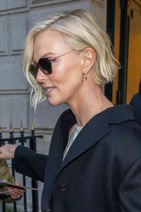 Pixie Bob Haircut Layered, Lara Bingle Hair, Bob Haircut Layered, Angled Bob Haircut, Fine Hair Styles, Inverted Bob Haircut, Theron Charlize, Haircut Layered, Asymmetrical Bob Short