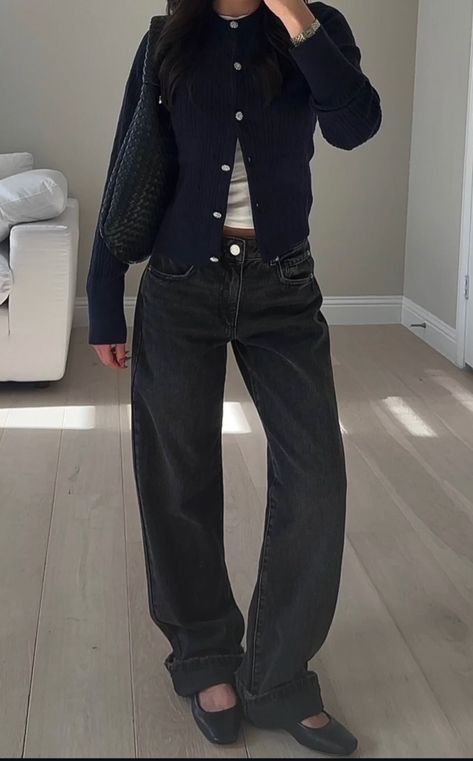 Outfit Idea For School Winter, Styling Flare Jeans Winter, Basics Essentials Clothes, Casual Chic Aesthetic Outfits, French People Outfits, Classic Chic Outfits Casual, Cozy Classic Outfit, Layering Cardigan Outfit, Work Outfit Inspo Winter