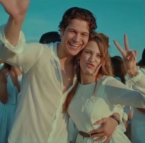 Tv Life, Cagatay Ulusoy, Dream Boyfriend, Turkish Drama, European Girls, Cover Photo Quotes, Teenage Years, Photo Quotes, Best Couple