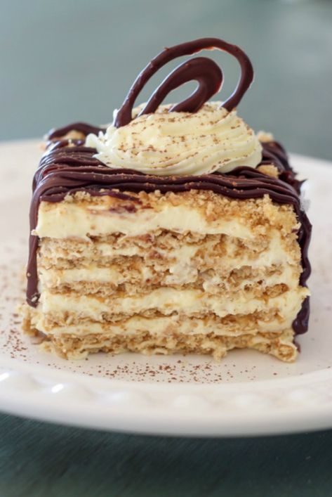 A delicious no bake layer cake with graham crackers, vanilla pudding cream, topped with chocolate. Graham Cracker Dessert, Cracker Cake, Graham Cracker Cake, No Bake Eclair Cake, Cream Cracker, Eclair Cake Recipes, Cracker Dessert, Biscuits Graham, Eclair Cake