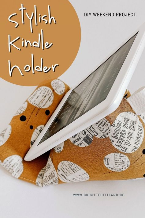 If you like to have your hands free (or warm under the blankets) while reading on your Kindle or phone, you need the Kindle holder! This mobile stand is an easy DIY weekend project and made in no time. After you’ve made one for yourself, you’ll want to make them for everyone and gift them this small bean bag for their devices. Pick your favorite Celestial fabric by Zen Chic and put some happiness out there! Cell Phone Pillow Stand Pattern, Kindle Holder For Bed Diy, Bean Bag Phone Holder Free Pattern, Diy Kindle Stand, Bean Bag Phone Holder, Fabric Phone Stand, Celestial Fabric, Sewn Gifts, Kindle Pouch