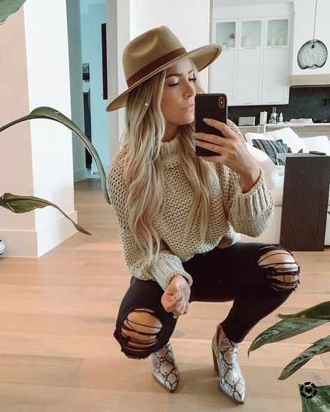 Bri Nicole Brown on Instagram: “Sweaters are just blankets you can wear in public 💁🏼‍♀️ #liketoknowit #fallfashion #dallas #sweaterweather #fashion #ootd Outfit linked on…” Fall Outfits With Hats, Looks Country, Nashville Outfits, Nikki Reed, Winter Mode, Outfit Jeans, Cute Fall Outfits, Trendy Fall, Fashion Weeks