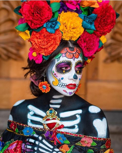 Latino Pop Art: “Repost; @andrea.ivanaa beautiful from top to bottom and wow with so much color! Dia de los muertos is upon us! It’s time to celebrate!. . .…” Mexican Halloween Costume, Latin American Folk Art, Halloween Makeup Sugar Skull, Mexican Halloween, Dia De Los Muertos Decorations Ideas, Day Of The Dead Art, Face Painting Halloween, Sugar Skull Art, American Folk Art