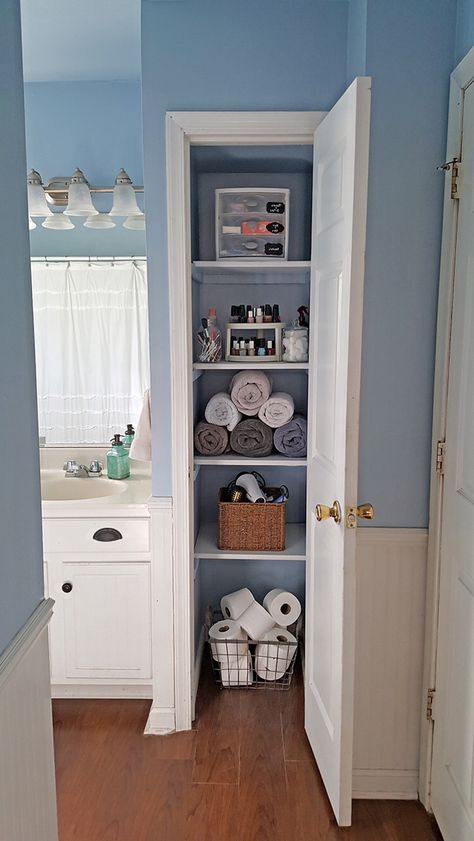 Linen inside bathroom Creative Closet Organization, Closet Spaces, Small Linen Closets, Bathrooms Decor, Bathroom Linen Closet, Bathroom Organizing, Linen Closet Storage, Organize Ideas, Bathroom Closet Organization