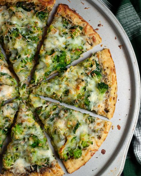 Brocolli Pizza, Dairy Free Pizza Recipe, Pizza Broccoli, Pizza With Broccoli, Pizza Arugula, Arugula Pesto Pizza, Pizza With Arugula, Disney Meals, Red Pizza Sauce