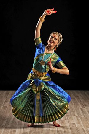 6 Classical Dances of India Bharatanatyam Costume, Bharatanatyam Dancer, Indian Classical Dancer, Bharatanatyam Poses, Dance Of India, Dance Pose, Indian Classical Dance, Dance Photography Poses, Dance World