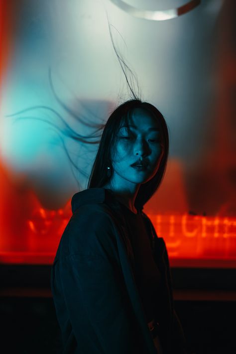 Polina Washington creates dramatic portraits through manipulations of light. See more photography by Polina: https://on.be.net/3gmU4hM Night Portrait, Shotting Photo, Photographie Portrait Inspiration, Dramatic Lighting, Foto Poses, Photoshoot Concept, Poses References, Cinematic Photography, Creative Portraits