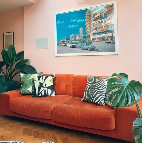 Orange Corduroy Couch, Skoolie Aesthetic, Spaceage Interior, Orange Sofa Decor Ideas, Orange Sofa Living Room Ideas, Orange Interiors, Velvet Sofa Living Room, Sofa Club, Velvet Sofa Set