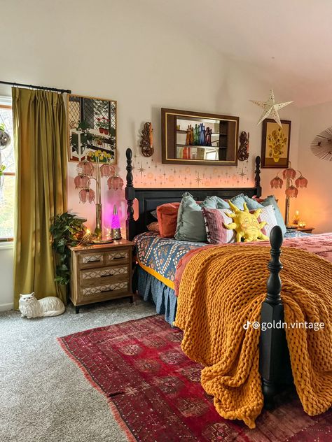 Boho Funky Decor, Vintage Boho Maximalism, Eclectic Bedroom Decor Ideas, Normal Bedroom Design, Funky Headboards, Kitschy Bedroom, Thrifting Home Decor, Mexican Style Bedrooms, Scandinavian Bungalow