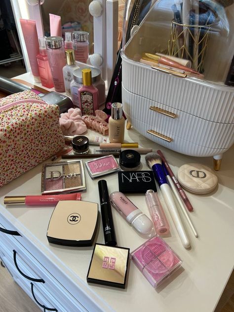 Makeup Vanity Bathroom, Revlon Brush, Vanity Bathroom Mirror, Makeup Vanity Decor, Mirror Me, Expensive Makeup, Handbag Essentials, Vanity Bathroom, Too Faced Makeup