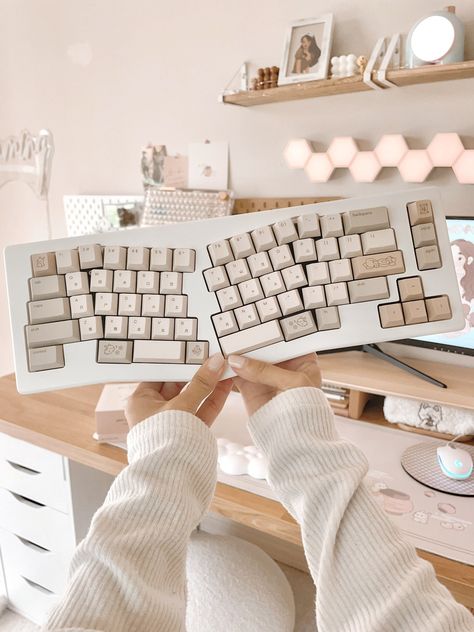 Cream Keyboard, Beige Vibe, Keyboard Aesthetic, Aesthetic Keyboard, Wfh Office, Custom Keyboard, 2023 Mood, Switch Case, Dream Desk