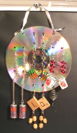 Earring holder Cd Recycling, Diy Cd, Recycled Cds, Earring Holders, Cd Diy, Old Cds, Diy Jewelry Display, Cd Crafts, Cd Art