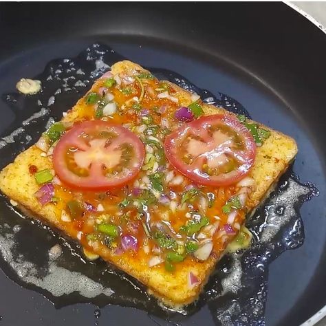 Bread Omlette Snap, Omelette Toast, Bread Omelette Recipe, Bread Omelette, Pakistani Dishes, Egg Omelette, Breakfast Omelette, Crispy Chips, Omelette Recipe