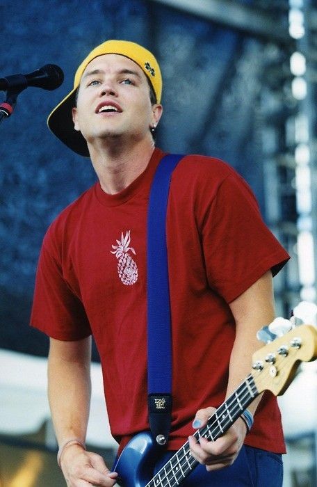 Mark Hoppus 90s, Blink 182 Funny, Blink 182 Tom Delonge, Blink 182 Tom, Mark Hoppus, Green Day Billie Joe, 00s Nostalgia, Tom Delonge, Blink 182