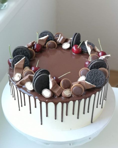 Chocolate Oreo Cake, Candy Birthday Cakes, Chocolate Cake Designs, Cake Pop Decorating, Chocolate Garnishes, Minnie Cake, Birthday Cake For Him, Buttercream Cake Decorating, Simple Cake Designs