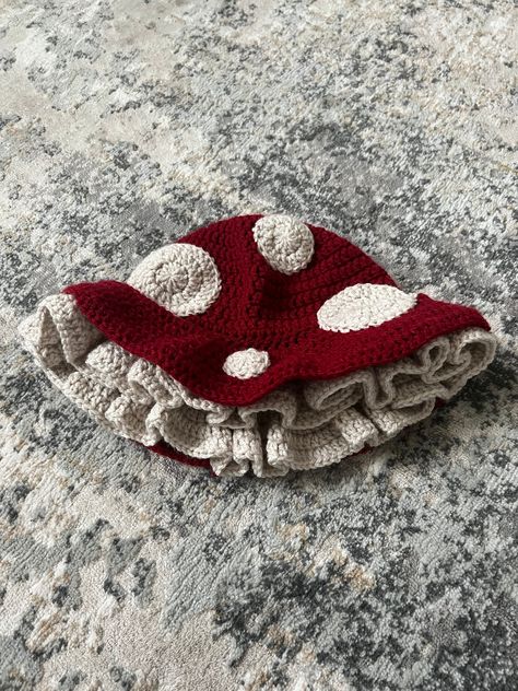 Leaf Hat Crochet, Crochet Toadstool Hat, Crocheted Mushroom Hat, Knitted Mushroom Hat, Crochet Hat Styles, Unusual Crochet Patterns, Large Crochet Mushroom, Crochet Mushroom Hat Free Pattern, Giant Crochet Mushroom