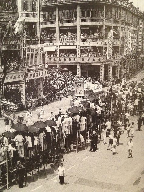 A packed out tea house in Wan Chai, corner of Johnston and Stewart Roads. Queen Elizabeth II ascended to the throne on 2 June 1952, but coronation was one year later in 1953 1990s Hong Kong, Hong Kong Tea House, Old Hong Kong, Hong Kong Phooey, Cantonese Cuisine, Wan Chai, Central Hong Kong, History Of Hong Kong, Old Shanghai