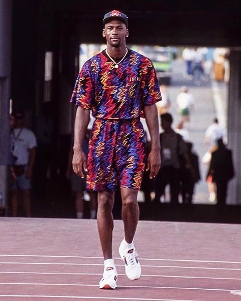 Michael Jordan-90's style Michael Jordan Photos, Jordan Fits, Michael Jordan Basketball, Nba Fashion, Jordan Outfit, Nike Air Pegasus, Jordan Outfits, Jordan 7, Burton Snowboards