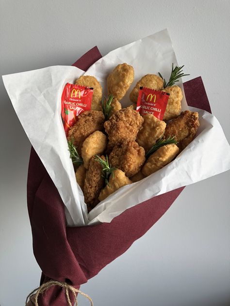 Chicken Nugget Bouquet, Chicken Birthday, Food Bouquet, Edible Bouquets, 귀여운 음식 그림, Gift Ideas Birthday, Chicken Nugget, Birthday Bouquet, Birthday Food