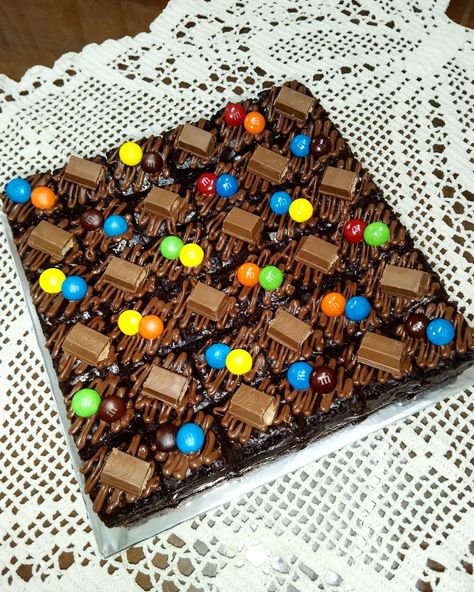 M&M and Kit Kat Brownies Brownies Flavors, Brownies Hias, Kit Kat Brownies, Brownie Boxes, Brownie Cakes, Brownies Decorados, Decorated Brownies, Brownie Packaging, Brownies Cake