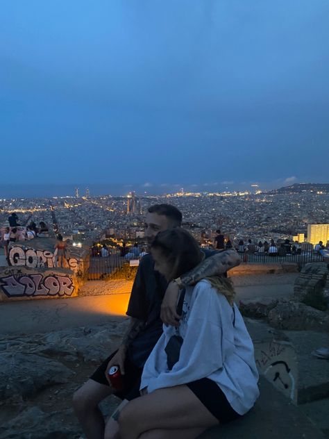 #bf #bestman #barcelona #couplephoto Bf Travel, Barca Couple Aesthetic, Couple In Barcelona, Barcelona Vibes, Barcelona Couple, Barcelona Couple Photos, Barcelona Pictures, Barcelona Aesthetic, Spain House