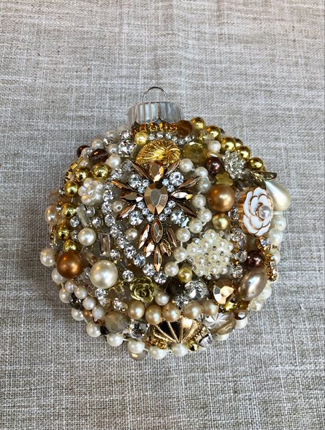 Old Jewelry Christmas Ornaments, Christmas Ordiment Diy, Ornaments From Old Jewelry, Vintage Glam Christmas, Brooch Tree, Jewelry Redesign, Jeweled Christmas Ornaments, Jewelry Trees, Christmas Jewelry Diy