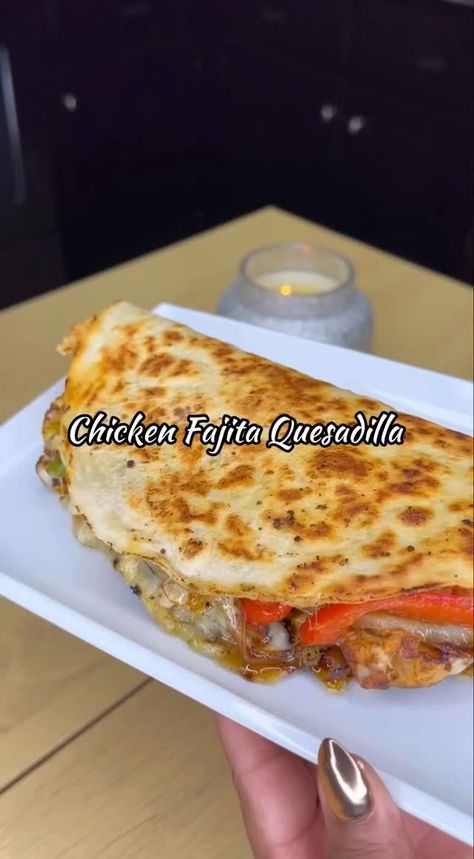 Dwalette King (@platedbydee) on Threads Chicken Fajita Quesadilla, Fajita Quesadilla, Yellow Bell Pepper, Ziti Recipes, Chicken Veggies, Flour Tortilla, Chicken Fajita, Fajita Recipe, Chipotle Sauce