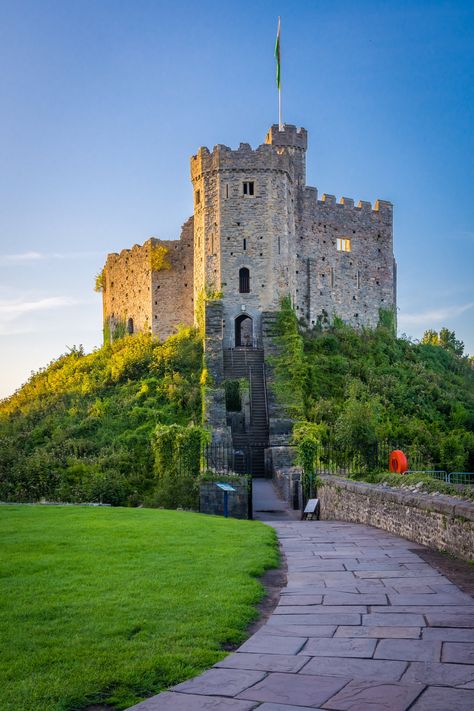 This Medeival infrastructure in Cardiff was erected in the late 11th century and mainly consists of Norman origins. The City of Cardiff is known to harbour the most number of castles to exist and was earlier recognised by the name, Caerdyf. #Cardiff #CardiffCastle # WalesTravel #CardiffTravel #WalesHoliday #WalesHolidayAesthetic Cardiff Uni, Pembroke Castle, Welsh Castles, Cardiff Castle, Castles In Wales, Merthyr Tydfil, Cardiff Wales, Road Trip Routes, Move Abroad