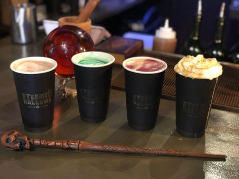 Step inside Steamy Hallows, the new Harry Potter-themed East Village popup café, for wizardly wonders—with charmed coffee, cocoa, and cookies! Harry Potter Coffee Shop, Harry Potter Pop Up, Harry Potter Mirror, Harry Potter Coffee, Harry Potter Pop, Pop Up Cafe, Harry Potter House, Harry Potter Food, Delicious Hot Chocolate