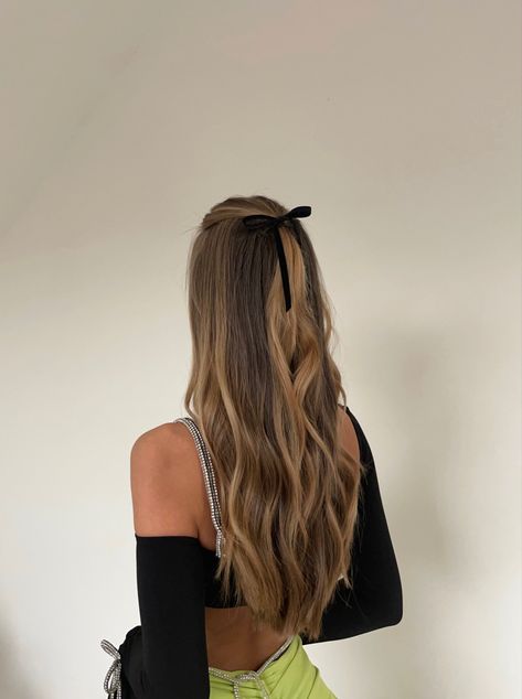 Christmas hair idea. 
#hair #hairstyles #hairstyle #christmashair #christmashairstyle #blonde #brunette #highlights #haircolour #hairbows #hairbow #cute #cutehairstyle Hairbow Hairstyles, Bow Hairstyle, Hair Idea, Christmas Hairstyles, Brunette Highlights, Halloween 2022, Blonde Brunette, Christmas Hair, Brunette Hair