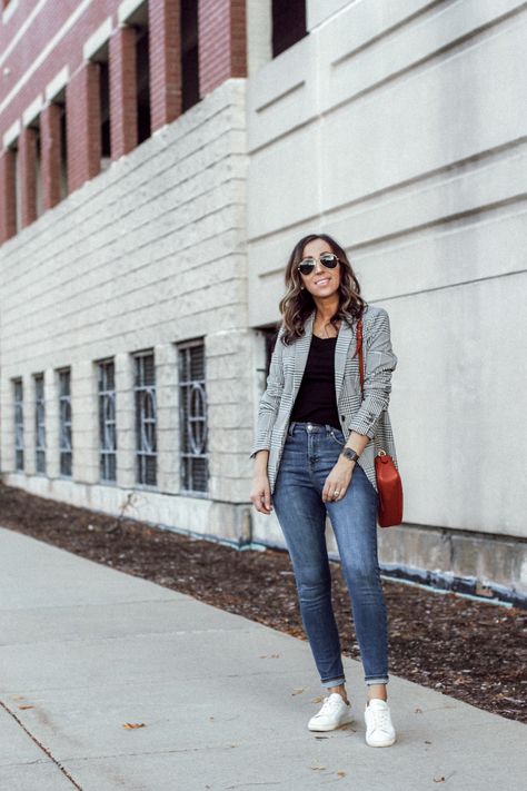 Blazer And Sneakers Outfit, White Tennis Shoes Outfit, Plaid Blazer Outfit, Tennis Shoe Outfits Summer, Blazer Outfits Casual, Tennis Shoes Outfit, White Tennis Shoes, Outfit Work, Style Blazer