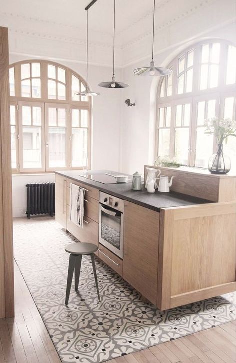 mosaic tiles under the kitchen island and light colored laminate all around Design Interior Modern, Casa Vintage, Kitchen Floor Tile, Hus Inspiration, Design Del Prodotto, Wooden Kitchen, Wood Kitchen, Kitchen Tiles, Küchen Design