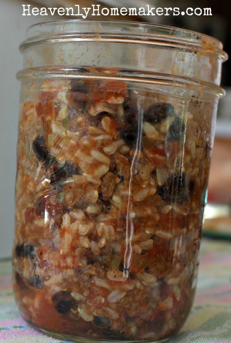 Lunch in a Jar: Burrito Bowl | Heavenly Homemakers Burrito In A Jar, Lunch In A Jar, Canning Kitchen, Canning Fruit, Vegan Burrito, Canning Jam, Canning Food Preservation, Baked Bean Recipes, Water Bath Canning