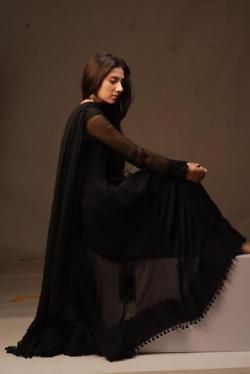 Mahira Khan is gorgeous Wedding Colors March, Humsafar Drama, Mahira Khan Dresses, Black Anarkali, Black Frock, Long Frock Designs, Elite Fashion, Mahira Khan, Desi Clothes