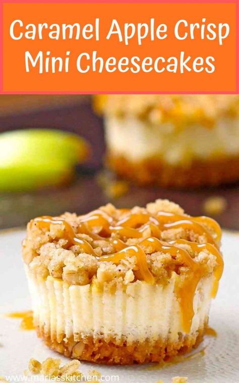 Easy Caramel Apple Crisp Mini Cheesecakes - Maria's Kitchen Apple Crisp Mini, Mini Apple Crisp, Graham Cracker Crust Cheesecake, Apple Crisp Cheesecake, Cheesecake Easy, Caramel Apple Crisp, Caramel Apples Easy, Easy Caramel, Quick Dessert Recipes