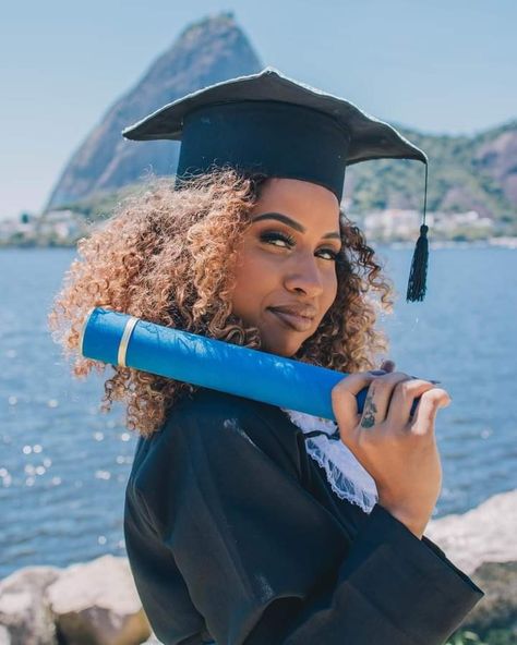 Simple Graduation Poses, Graduation Poses, Afro Girl, Graduate School, Photoshoot Ideas, Natural Hair Styles, House Design, Hair Styles, Photography