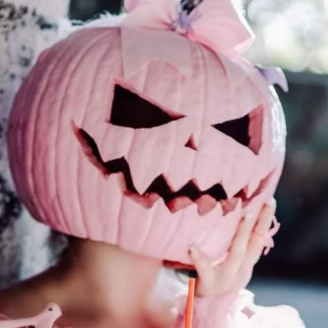 Pastel Pink Halloween Aesthetic, Pink Halloween Pfp, Pink Aesthetic Halloween, Pink Love Aesthetic, Pink Halloween Aesthetic, Fall Apps, Pink Halloween Costumes, Halloween Balloons Decorations, Disco Halloween