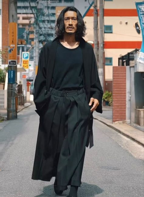 Japanese Unisex Fashion, Artist Outfit Style Men, Modern Japanese Clothing Men, Japanese Male Fashion Street Styles, Yakuza Outfit Men, Japanese Androgynous Fashion, Japanese Outfits Street Style Men, Japanese Style Outfits Men, Modern Samurai Fashion