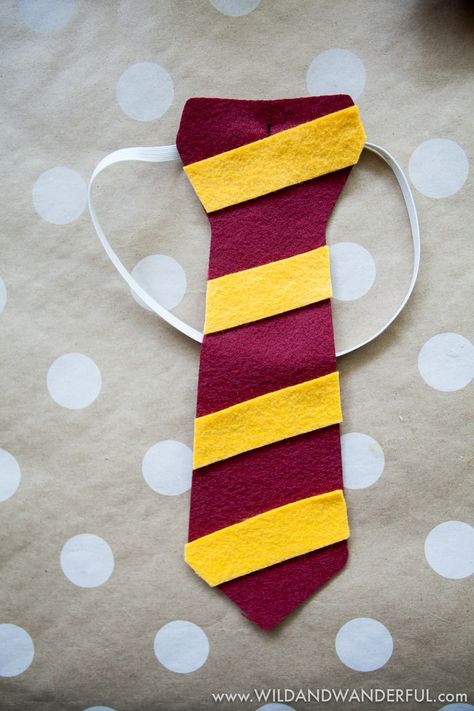 DIY Harry Potter House Ties – Wild+Wanderful Harry Potter Kawaii, Harry Potter Motto Party, Harry Potter Diy Crafts, Harry Potter Weihnachten, Baby Harry Potter, Harry Potter Tie, Hery Potter, Harry Potter Day, Harry Potter Theme Birthday