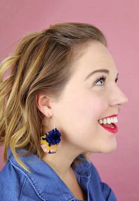 DIY pom pom earrings Diy Statement Earrings, Earrings Crafts, Hoop Earrings Diy, Gold Bar Earrings Studs, Pom Earrings, Black And White Earrings, Diy Pom Pom, How To Make A Pom Pom, Pom Pom Earrings