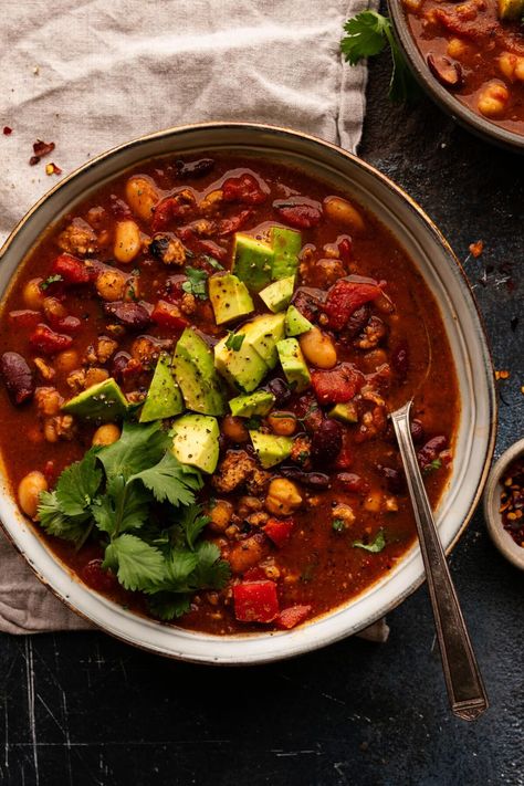 Dinner Background, Ground Turkey Chili, High Protein Dinner, Tomato Broth, Winter Comfort Food, Turkey Chili, Winter Comfort, Vegetarian Dinners, Easy Family Dinners