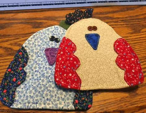 Wacky Chicken Denim Pot Holders | Turn your old jeans into these adorable pot holders with this kitchen sewing project! Denim Rag Quilt, Kitchen Sewing, Jean Ideas, Rag Quilt Tutorial, I Spy Quilt, Wool Appliqué, Farm Quilt, Scrap Fabric Projects, Rug Patterns