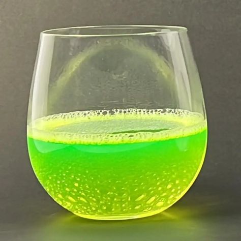 Glow in the Dark Magic Potion For Halloween - Katherine Learns Stuff! How To Make Glowing Potions, Glow In The Dark Potion Diy, Glowing Potion, Celtic Otherworld, Potion Party, Scary Halloween Decorations Diy, Potions Recipes, Halloween Punch, Bitter Lemon